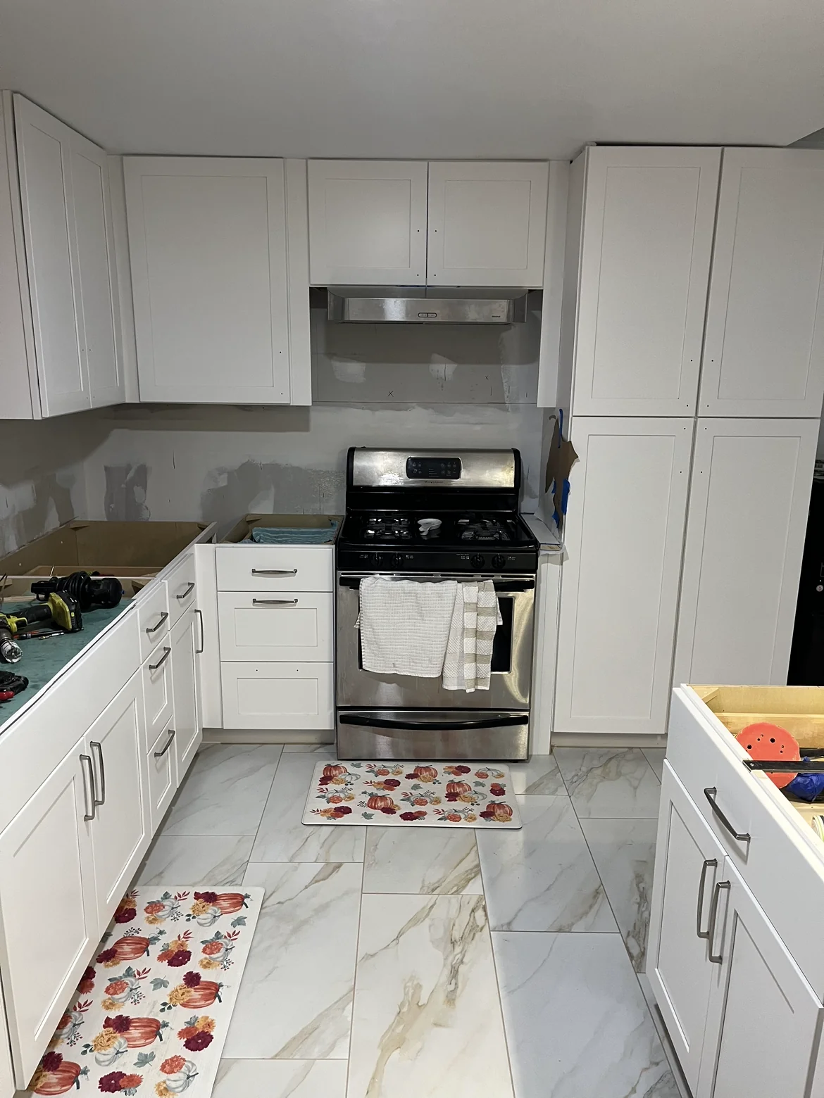 Range and tall cabinet detail